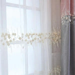 Rideaux élégants avec broderie florale, parfaits pour ajouter une touche raffinée à votre salon ou chambre. Design subtil et élégant, ils filtrent délicatement la lumière tout en préservant l'intimité. Idéal pour créer une ambiance chaleureuse et accueillante.