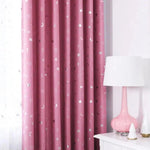 Rideaux occultants roses avec motifs étoiles et lunes, idéal pour chambre d'enfant. Amplifie la déco tout en bloquant la lumière. Accessoire décoratif parfait pour une ambiance douce et féerique.