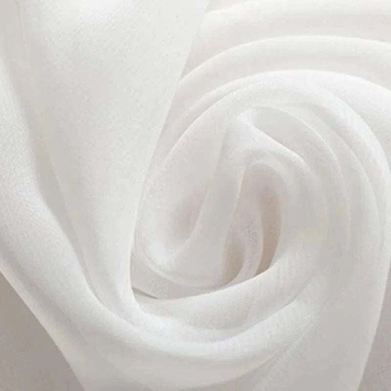 Voile blanc élégant enroulé, idéal pour décoration intérieure, tenue de mariage ou projets créatifs. Parfait pour ajouter une touche de sophistication et de luminosité à tout espace ou occasion. Facile à draper pour un effet raffiné.