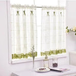 Rideaux courts de cuisine avec motifs à nœuds verts, parfaits pour ajouter une touche élégante et lumineuse à votre espace. Idéal pour une décoration intérieure moderne et fraîche. Facile à installer, ces rideaux embellissent votre fenêtre tout en préservant votre intimité.