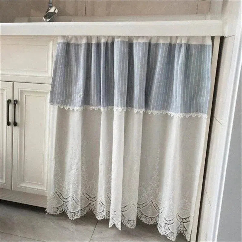 Rideau de cuisine élégant avec motif rayé et bordure en dentelle, idéal pour ajouter une touche de charme à votre espace. Parfait pour les décors traditionnels et modernes, ce rideau offre style et fonctionnalité pour cacher le contenu sous l'évier.