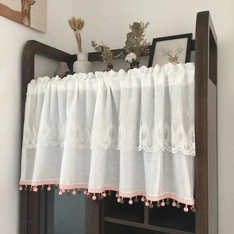 Rideau de fenêtre blanc avec motifs élégants et détails en relief rose, idéal pour une décoration intérieure moderne. Accessoire décoratif parfait pour ajouter une touche de charme à votre pièce. Idéal pour les salons, chambres ou cuisines.