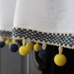 Rideau décoratif avec bordure tressée et pompons colorés, idéal pour ajouter une touche d'élégance et de couleur à votre intérieur. Accessoire parfait pour embellir vos fenêtres et apporter une ambiance chaleureuse à votre maison.
