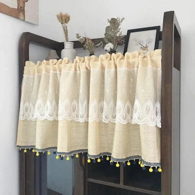 Rideau de placard décoratif avec bordure à pompons jaunes, idéal pour embellir une étagère. Élégant et tendance, il apporte une touche chaleureuse à votre intérieur. Parfait pour ajouter du charme à la décoration de votre maison.