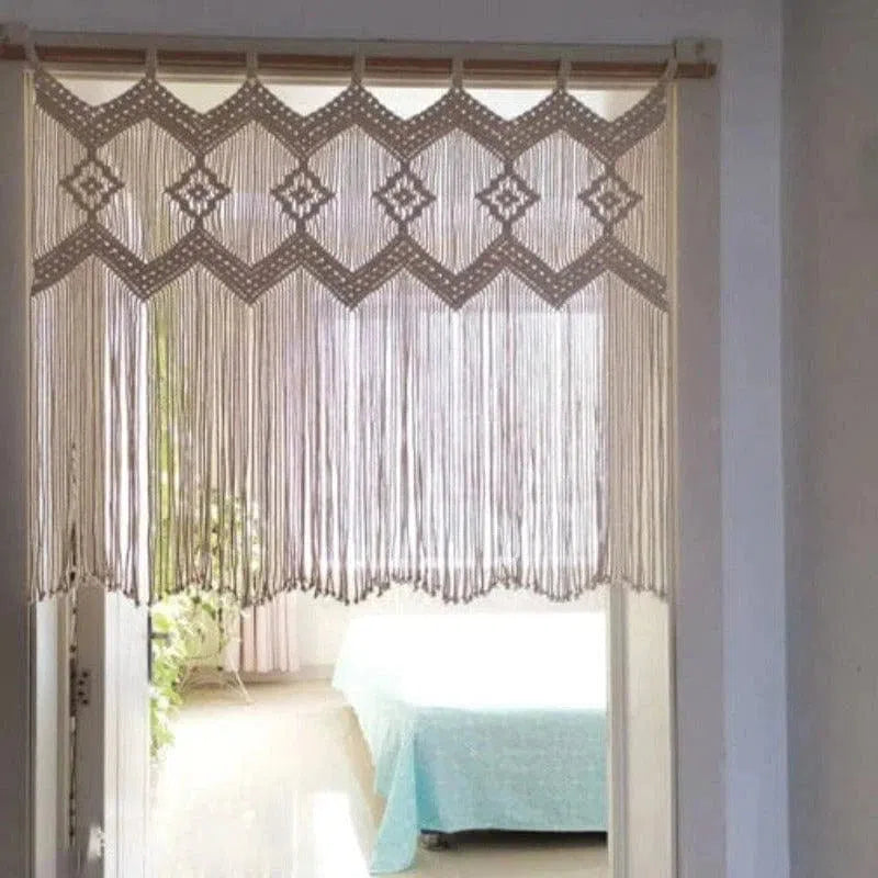 Rideau bohème en macramé suspendu à une tringle en bois, parfait pour ajouter une touche décorative et élégante à votre intérieur tout en délimitant subtilement les espaces, idéal pour les entrées ou les fenêtres.