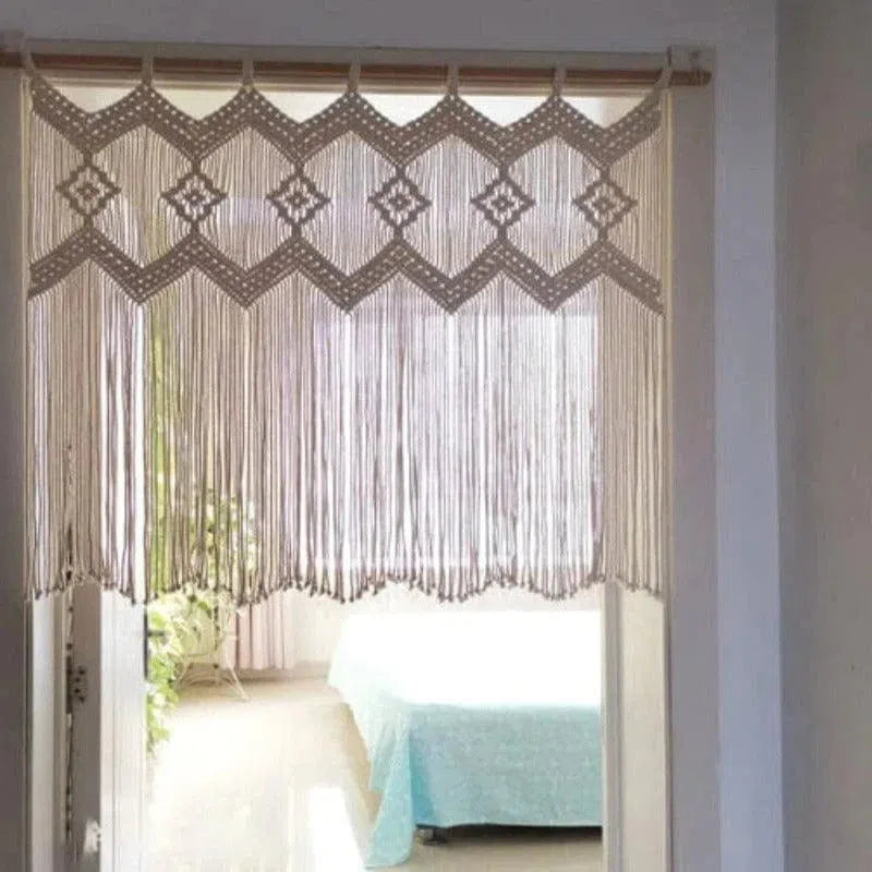 Voilage décoratif suspendu à une tringle, mettant en valeur un design géométrique élégant avec des franges longues et délicates. Idéal pour séparer les espaces ou apporter une touche bohème à votre intérieur. Parfait pour les chambres ou les salons, ajoutant une ambiance chaleureuse et accueillante.
