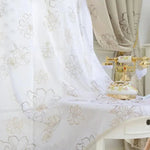 Rideau blanc avec motifs floraux élégants, idéal pour décorer un salon ou une chambre, ajoutant une touche de sophistication et de charme à votre intérieur.