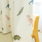 Rideau pour chambre d'enfant avec motif dinosaure, apportant une touche ludique à la décoration intérieure. Idéal pour une ambiance colorée et amusante, ce rideau stimule l'imagination des enfants. Parfait pour personnaliser une chambre d'enfant avec des motifs de dinosaures.