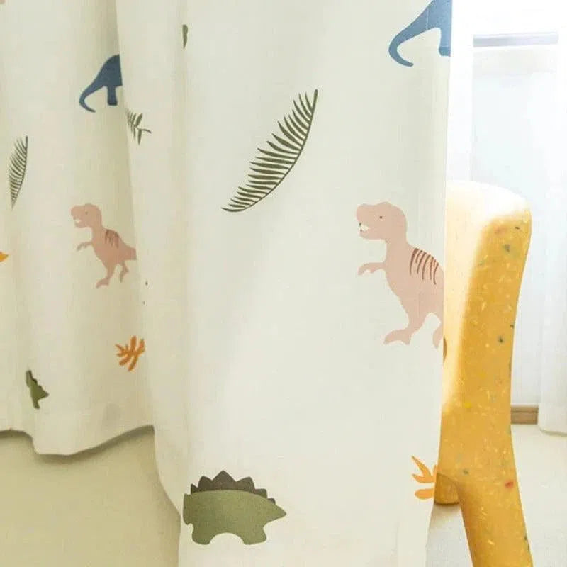 Rideau pour chambre d'enfant avec motif dinosaure, apportant une touche ludique à la décoration intérieure. Idéal pour une ambiance colorée et amusante, ce rideau stimule l'imagination des enfants. Parfait pour personnaliser une chambre d'enfant avec des motifs de dinosaures.