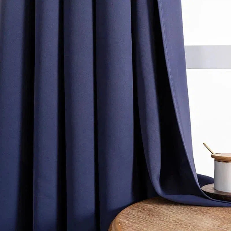 Rideau bleu foncé élégant pour salon moderne, lumière tamisée et ambiance chaleureuse, idéal pour décoration intérieure sophistiquée.