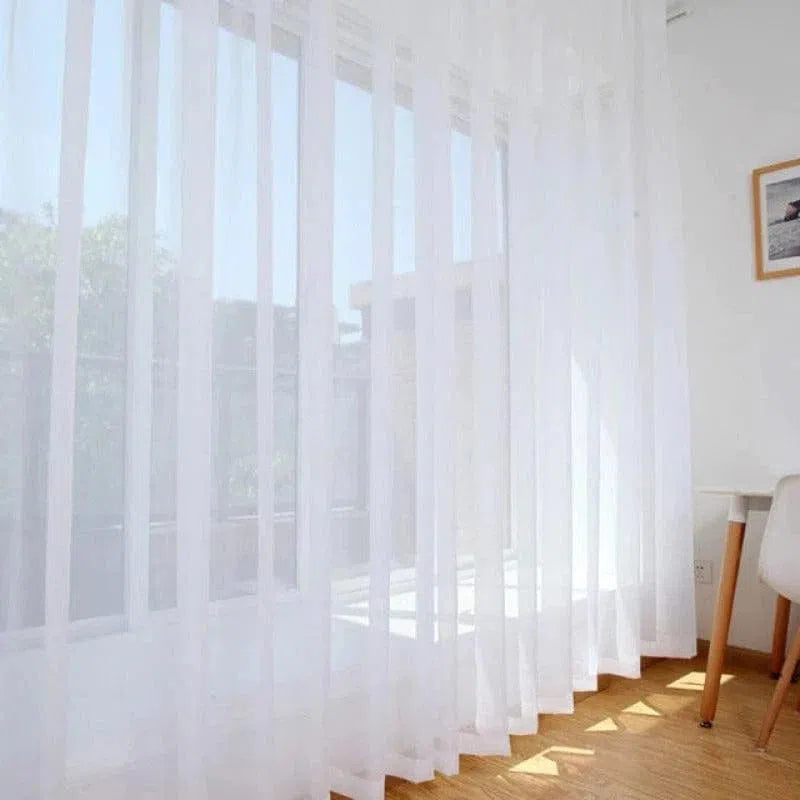 Rideau blanc translucide pour salon moderne, parfait pour illuminer votre intérieur tout en préservant votre intimité. Design élégant, idéal pour une atmosphère lumineuse et aérée, s'adapte à tous les styles de décoration.