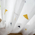 Rideau décoratif blanc à motifs géométriques colorés, idéal pour ajouter une touche moderne et élégante à votre intérieur. Parfait pour le salon ou la chambre, ce rideau design intègre des triangles jaunes et noirs pour un style contemporain. Accessoire de décoration maison tendance et chic.