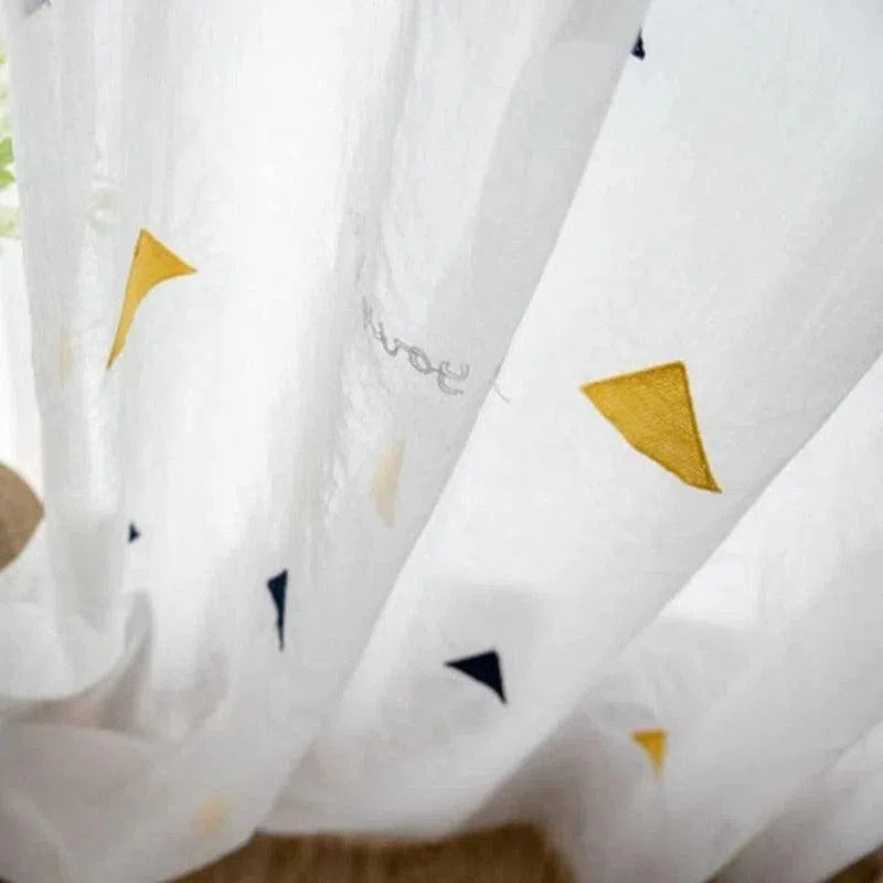 Rideau décoratif blanc à motifs géométriques colorés, idéal pour ajouter une touche moderne et élégante à votre intérieur. Parfait pour le salon ou la chambre, ce rideau design intègre des triangles jaunes et noirs pour un style contemporain. Accessoire de décoration maison tendance et chic.