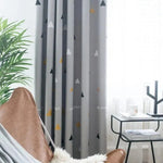 Rideaux modernes et élégants avec motifs géométriques pour une ambiance contemporaine, parfaits pour décorer votre salon ou chambre à coucher avec style. Ajoute une touche sophistiquée à votre espace intérieur, tout en permettant un contrôle optimal de la lumière. Disponibles en différentes tailles pour s'adapter à vos fenêtres.