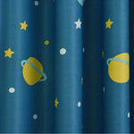 Rideau bleu avec motifs d'étoiles et planètes pour chambre d'enfant. Design spatial inspirant l'imaginaire et l'évasion. Parfait pour créer une ambiance chaleureuse et ludique dans la chambre de votre petit astronome. Convient pour tout type de décoration thématique sur l'espace. Facile à installer, ce rideau ajoutera une touche originale et éclatante à l'intérieur.
