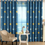 Rideaux occultants pour enfants avec motifs spatiaux, étoiles et planètes, couleur bleue, parfaits pour une chambre d'enfant, ajoutant une touche ludique et colorée à votre décoration intérieure.