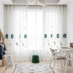 Rideau pour chambre d'enfant avec motifs colorés de fusées et de planètes, idéal pour apporter une touche ludique à la décoration. Ce rideau lumineux s'harmonise parfaitement avec un mobilier blanc et un tapis à motifs étoilés, créant un espace chaleureux et accueillant. Solution décorative pour filtrer la lumière tout en égayant l'ambiance de la pièce.