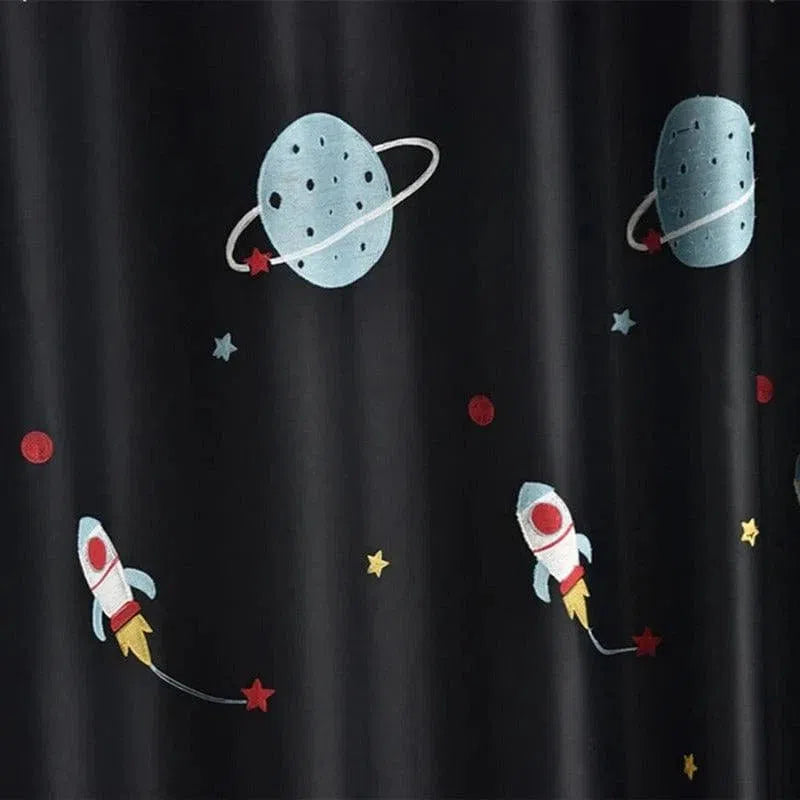 Rideau de douche décoratif avec motifs spatiaux, idéal pour une ambiance cosmique dans la salle de bain. Design avec planètes, fusées et étoiles sur fond sombre, parfait pour les amateurs d'astronomie et d'exploration spatiale. Ajoute une touche ludique et moderne à la décoration intérieure. Convient à tous styles de salles de bains.