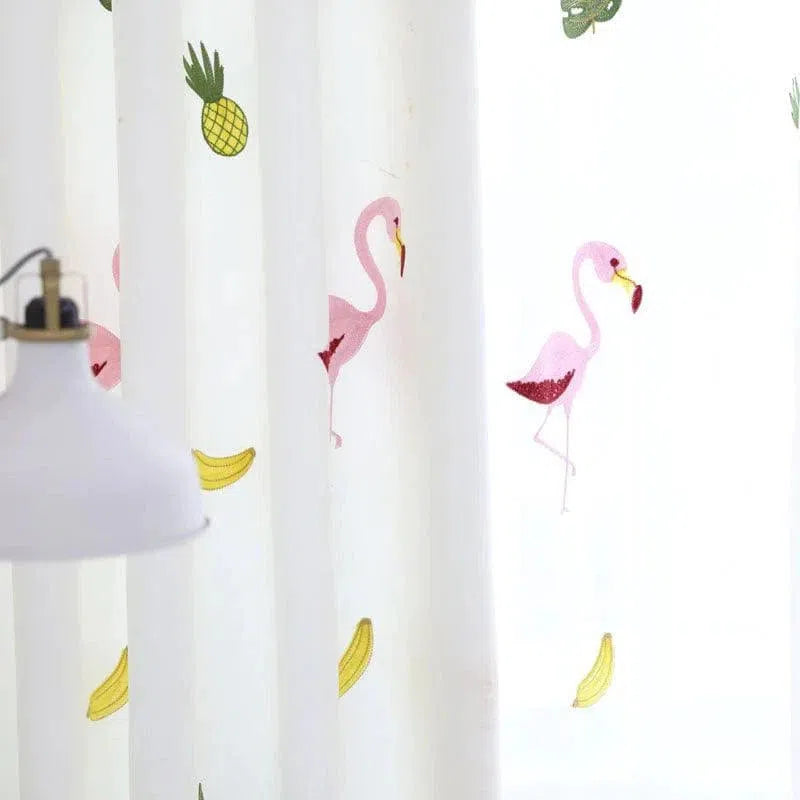 Rideau décoratif avec motifs de flamants roses et ananas. Idéal pour ajouter une touche exotique et colorée à une pièce. Design moderne et ludique pour une ambiance estivale. Accessoire parfait pour redonner vie à un intérieur et apporter une sensation de fraîcheur.