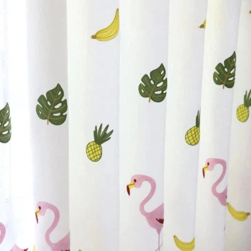 Rideau décoratif tropical avec motifs de flamants roses, ananas, feuilles de palmier et bananes. Idéal pour ajouter une touche exotique et colorée à votre intérieur, parfait pour les chambres d'enfants ou les salles de bain. Motifs ludiques et tendance pour une ambiance estivale et joyeuse dans votre maison.