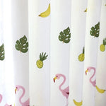 Rideau décoratif tropical avec motifs de flamants roses, ananas, feuilles de palmier et bananes. Idéal pour ajouter une touche exotique et colorée à votre intérieur, parfait pour les chambres d'enfants ou les salles de bain. Motifs ludiques et tendance pour une ambiance estivale et joyeuse dans votre maison.