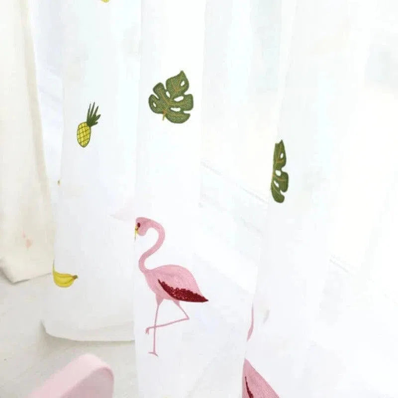 Rideau décoratif pour chambre d'enfant avec motifs tropicaux. Design ludique incluant flamants roses, ananas, feuilles de palmier et bananes, idéal pour créer une ambiance colorée et joyeuse dans une chambre. Accessoire parfait pour ajouter une touche exotique et originale à la décoration intérieure. Idéal pour personnaliser l'espace de jeu des enfants.