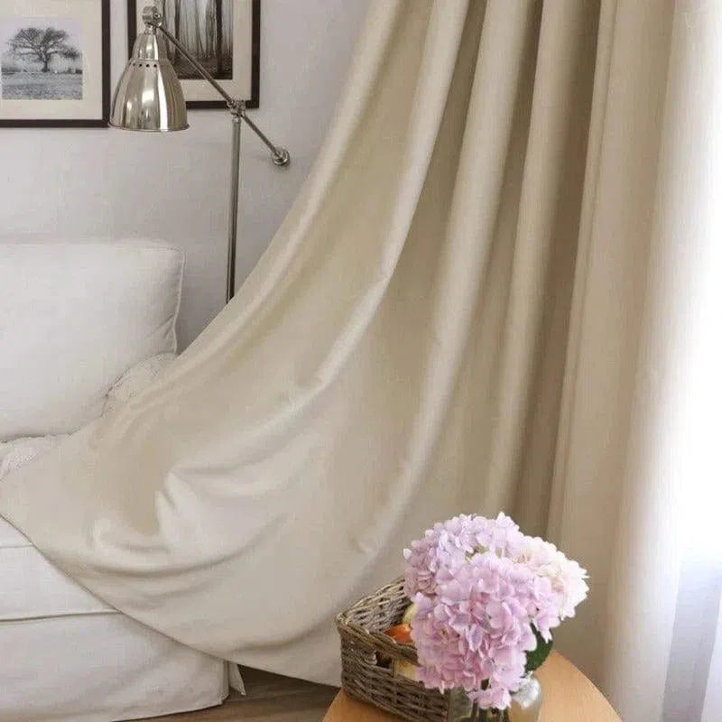 Rideaux élégants de couleur claire pour salon moderne, ajoutant une touche de sophistication à la décoration intérieure. Idéal pour créer une ambiance chaleureuse et accueillante. Parfait pour les maisons contemporaines à la recherche de simplicité et d'élégance.