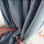 Rideau élégant de couleur bleu-gris, idéal pour ajouter une touche raffinée à votre intérieur. Facile à manipuler, il apportera une ambiance douce et apaisante à votre espace de vie. Parfait pour assortir avec une décoration moderne et chic.