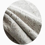 Rideau en tissu lisse avec motif floral en dentelle blanche, idéal pour ajouter une touche élégante et raffinée à votre intérieur. Accessoire de décoration parfait pour salon ou chambre, apportant luminosité et style à votre espace de vie.