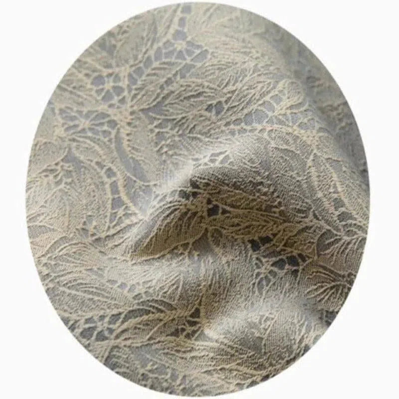 Voile de rideau en dentelle beige à motif floral, offrant une touche élégante et raffinée à tout intérieur. Parfait pour les salons, chambres ou espaces de vie, ce tissu léger assure une luminosité optimale tout en préservant l'intimité.