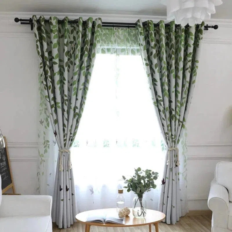 Rideaux élégants avec motifs feuillage vert, idéaux pour ajouter une touche de nature et de fraîcheur à votre salon. Ces rideaux modernes permettent une belle luminosité tout en offrant une intimité optimale. Parfaits pour une décoration intérieure chic et naturelle.