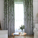 Rideau à motif végétal pour salon moderne, apportant une ambiance naturelle et apaisante. Parfait pour ajouter une touche de fraîcheur et de verdure à votre intérieur. Optimisé pour filtrer la lumière tout en préservant l’intimité. Idéal pour les salons, salles de séjour ou chambres. Design élégant avec motifs de feuilles pour une décoration contemporaine et naturelle.