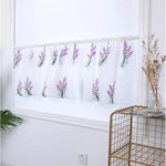 Rideau de cuisine avec motif de lavande pour une décoration intérieure élégante et fraîche. Idéal pour apporter une touche printanière et lumineuse à la pièce. Ce petit rideau orné de fleurs violettes convient parfaitement pour une fenêtre de cuisine ou de salle de bain, créant une ambiance accueillante et naturelle.