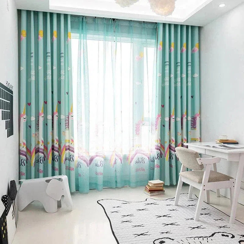 Rideaux pour chambre d'enfant avec motifs colorés de licornes, créant une atmosphère féerique et joyeuse. Idéal pour apporter une touche de magie et de style à la décoration intérieure. Parfait pour une chambre de petite fille, ces rideaux avec leurs dessins charmants illuminent l'espace tout en assurant une ambiance lumineuse.