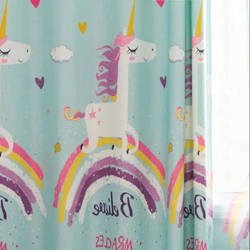 Rideau décoratif enfant avec motif de licorne et arc-en-ciel, idéal pour une chambre de fille, ambiance féerique, couleurs vives et design mignon, ajout de charme à la décoration intérieure.