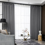 Rideaux gris modernes dans un salon élégant, ajoutant une touche sophistiquée à la décoration intérieure. Parfait pour contrôler la lumière naturelle et améliorer l'ambiance de votre espace de vie. Ces rideaux contribuent à une atmosphère chaleureuse et accueillante, idéaux pour embellir vos fenêtres tout en offrant une fonctionnalité optimale. Optez pour ce design chic pour transformer votre salon en un lieu raffiné et contemporain.