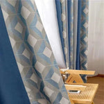 Rideaux modernes à motifs géométriques bleus et blancs, parfaits pour ajouter une touche contemporaine à votre intérieur. Ces rideaux élégants et tendance s'adaptent parfaitement à tout type de décoration, offrant à la fois style et fonctionnalité pour votre maison.