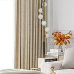 Rideau élégant beige pour salon moderne, ajoutant une touche sophistiquée à votre décoration intérieure. Parfait pour créer une ambiance chaleureuse et accueillante, ce rideau s'harmonise avec divers styles de mobilier. Ideal pour filtrer la lumière tout en préservant l'intimité.