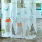 Rideau décoratif pour chambre d'enfant avec motifs enchanteurs de forêt et d'animaux. Design ludique et coloré, idéal pour créer une ambiance joyeuse et stimuler l'imagination. Parfait pour habiller les fenêtres et ajouter une touche de fantaisie à la décoration intérieure. Adapté aux thèmes nature et aventure, ce rideau apportera une atmosphère apaisante et accueillante à la pièce.