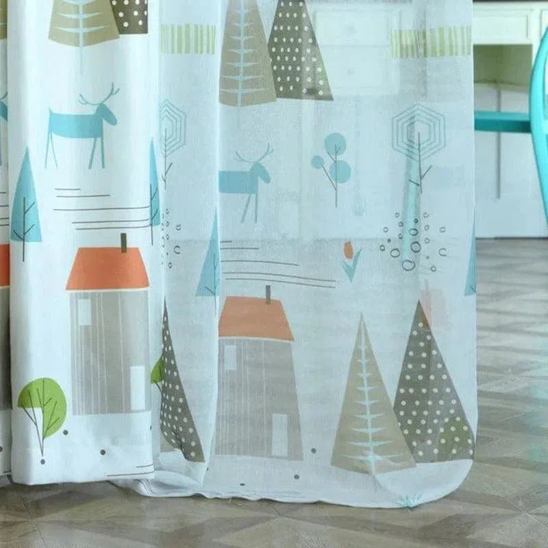 Rideau décoratif pour chambre d'enfant avec motifs enchanteurs de forêt et d'animaux. Design ludique et coloré, idéal pour créer une ambiance joyeuse et stimuler l'imagination. Parfait pour habiller les fenêtres et ajouter une touche de fantaisie à la décoration intérieure. Adapté aux thèmes nature et aventure, ce rideau apportera une atmosphère apaisante et accueillante à la pièce.