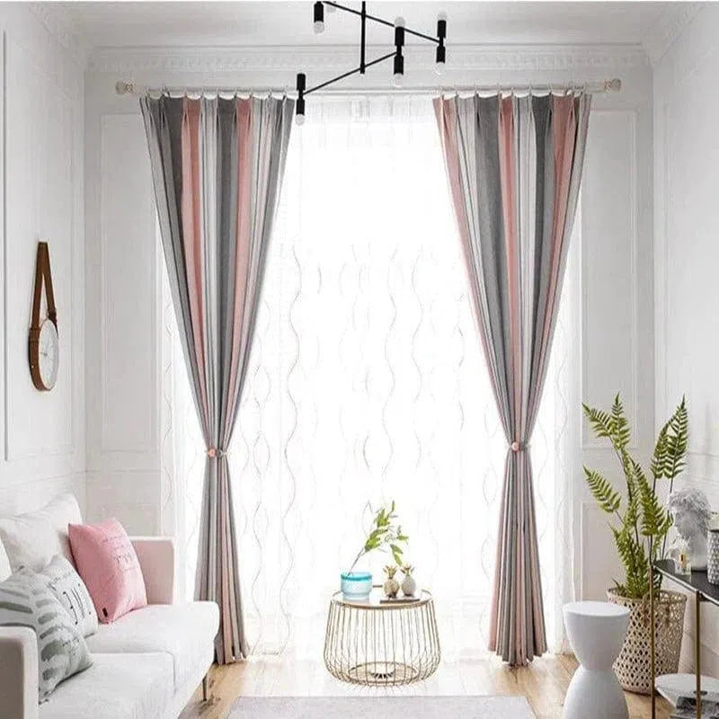 Rideaux élégants en nuances de gris et rose dans un salon moderne. Idéal pour ajouter une touche esthétique et contemporaine à votre espace de vie. Parfait pour tamiser la lumière tout en embellissant votre décoration intérieure. Convient aux séjours élégants et aux intérieurs au style épuré.