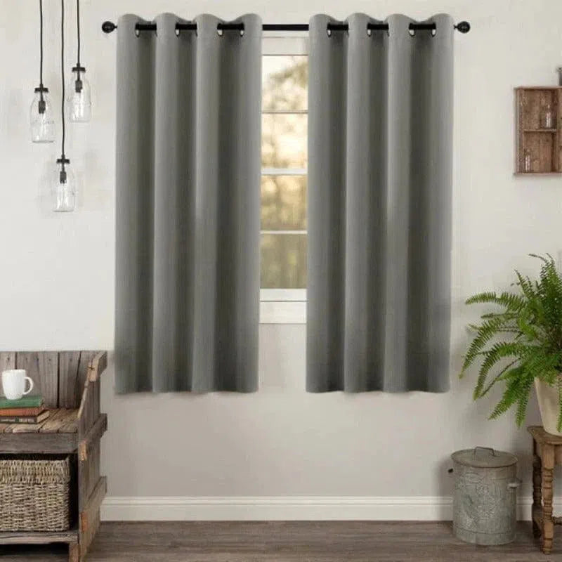 Rideau moderne gris avec œillets, idéal pour la décoration intérieure. Ce rideau opaque apporte élégance et intimité à votre salon ou chambre. Accessoire de maison contemporain, il s'harmonise parfaitement avec différents styles de décoration. Disponible en plusieurs tailles pour s'adapter à vos fenêtres. Parfait pour créer une ambiance chaleureuse et accueillante.