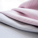 Texture douce de tissu rose et blanc idéal pour la confection de vêtements confortables et élégants. Design subtil et moderne, parfait pour créer des articles de mode raffinés. Utilisation polyvalente pour différents projets de couture.