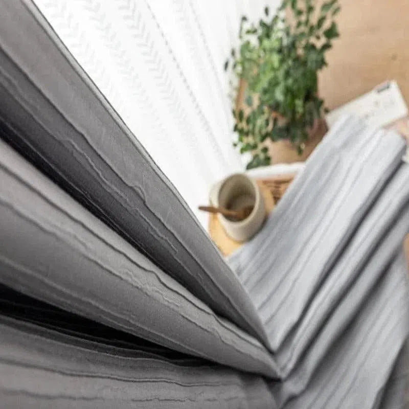 Rideaux gris élégants pour salon moderne, apportant une touche raffinée et contemporaine à votre décoration intérieure. Facilite la gestion de la luminosité et préserve votre intimité. Idéal pour un aménagement harmonieux et stylé.