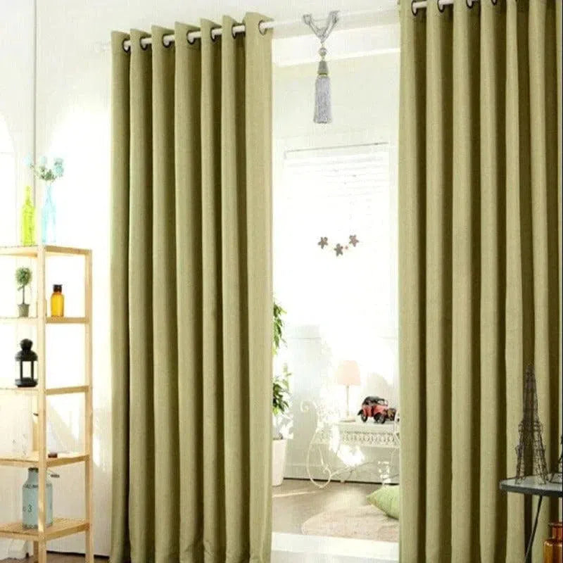 Rideaux modernes beige pour salon élégant, idéals pour un aménagement lumineux. Accessoire chic, facile à accrocher avec œillets, apportant une touche contemporaine et raffinée à votre intérieur. Rideaux occultants parfaits pour salle de séjour ou chambre.