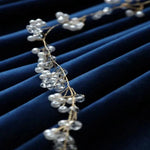 Rideau élégant bleu nuit avec décor perlé, idéal pour ajouter une touche sophistiquée à votre intérieur. Design raffiné avec détails en perles et cristaux pour un effet luxueux, parfait pour salon ou chambre. Harmonisez votre décoration avec ce rideau chic et tendance.
