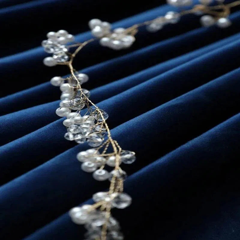 Rideau élégant bleu nuit avec décor perlé, idéal pour ajouter une touche sophistiquée à votre intérieur. Design raffiné avec détails en perles et cristaux pour un effet luxueux, parfait pour salon ou chambre. Harmonisez votre décoration avec ce rideau chic et tendance.
