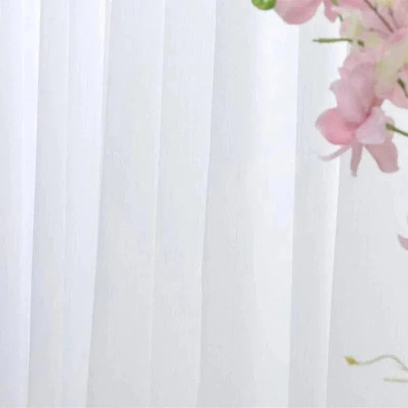 Rideau blanc élégant avec translucidité douce, parfait pour ajouter une touche raffinée à votre intérieur. Design élégant qui filtre la lumière naturelle tout en préservant l'intimité. Idéal pour salon ou chambre à coucher. 스타일리시한 창 인테리어 소품.