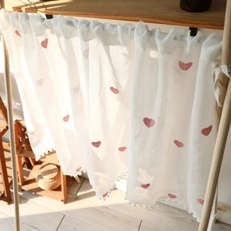 Voilage décoratif blanc avec motifs de cœurs roses, idéal pour chambre à coucher ou salon. Apporte une touche romantique et élégante à votre décoration intérieure. Suspendez facilement ce rideau léger à vos fenêtres pour filtrer subtilement la lumière tout en préservant l'intimité. Accessoire parfait pour créer une ambiance chaleureuse et accueillante.