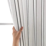 Rideau blanc à rayures verticales noires, idéal pour une décoration intérieure moderne et élégante. Design épuré parfait pour embellir un salon ou une chambre. Facile à installer et à entretenir.